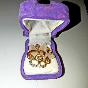 Vintage Women's Gold Brooch